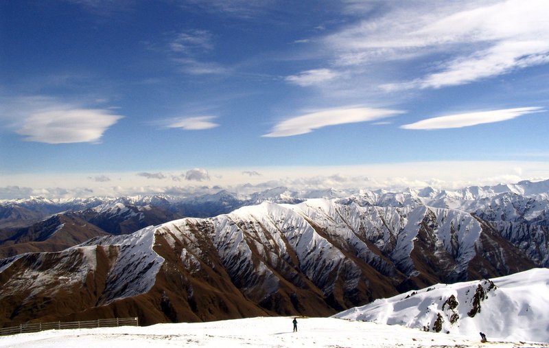 The stunning snow-capped Southern Alps of Queenstown.