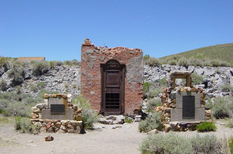 The time-locked vault now lies amid the ruins of Bodie Bank in California. (Image: wikimapia.org)