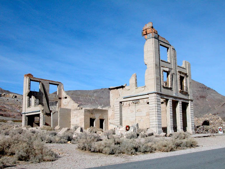 The ruins of Cook Bank in Rhoylite. All four walls of the vault remain intact. (Image: backroadswest.com)