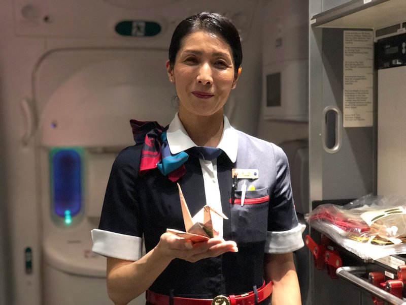 I got an origami lesson from one of JAL&#x27;s friendly cabin crew.